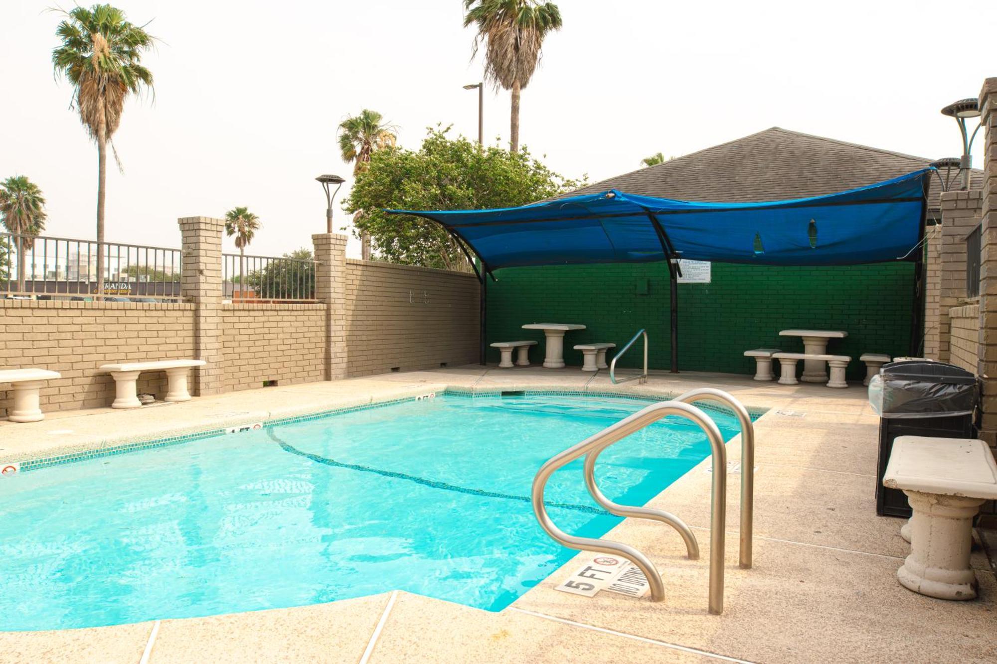 Americas Best Value Inn Harlingen Bagian luar foto