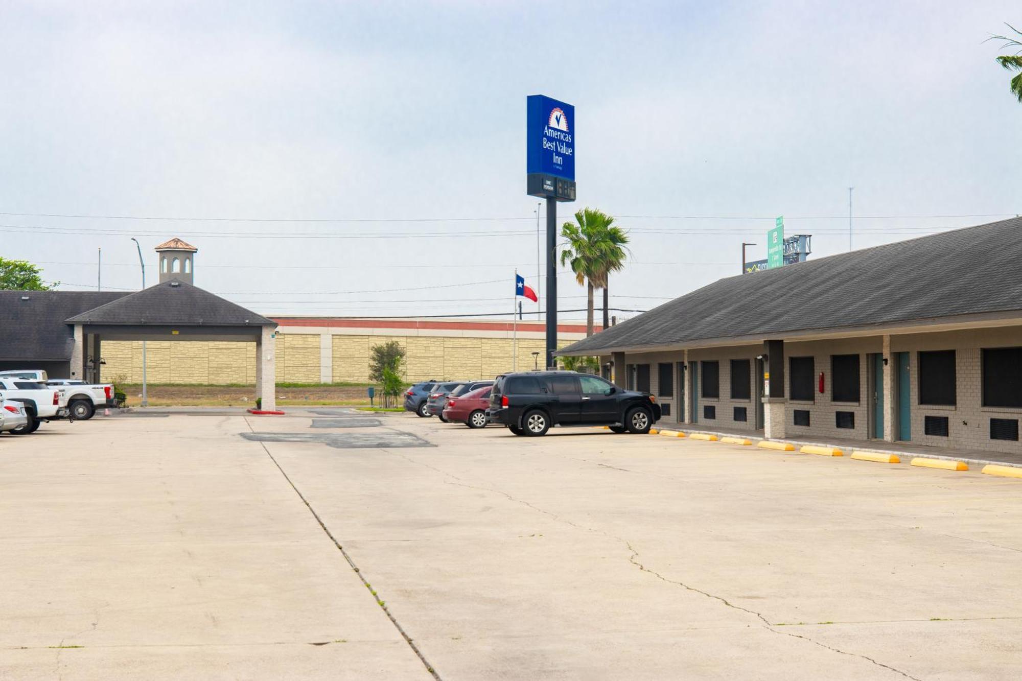 Americas Best Value Inn Harlingen Bagian luar foto