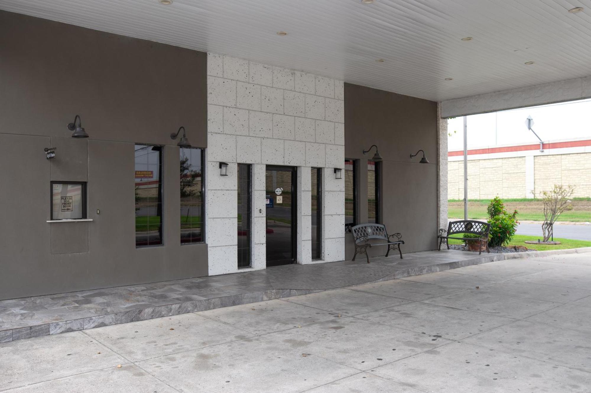 Americas Best Value Inn Harlingen Bagian luar foto