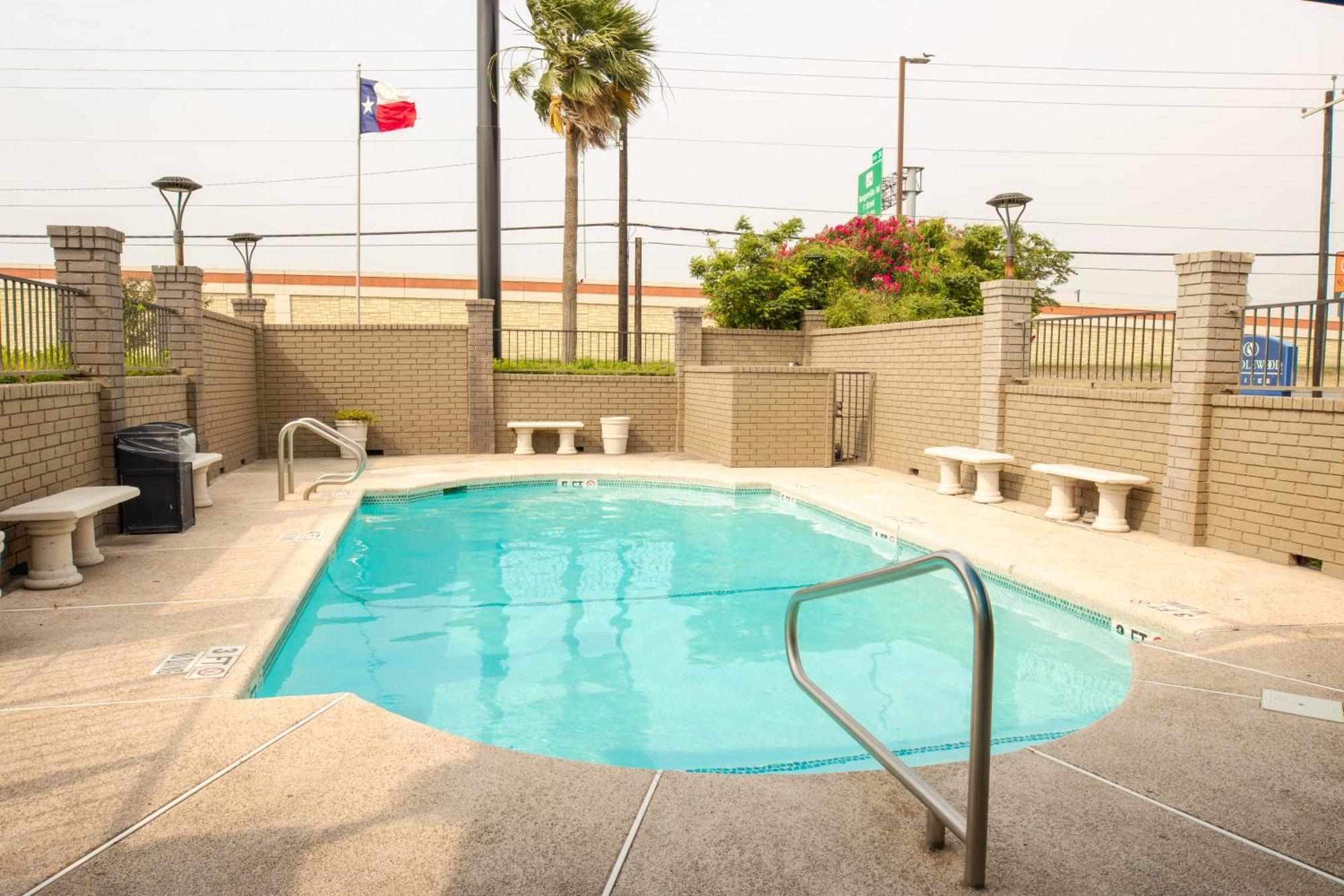 Americas Best Value Inn Harlingen Bagian luar foto