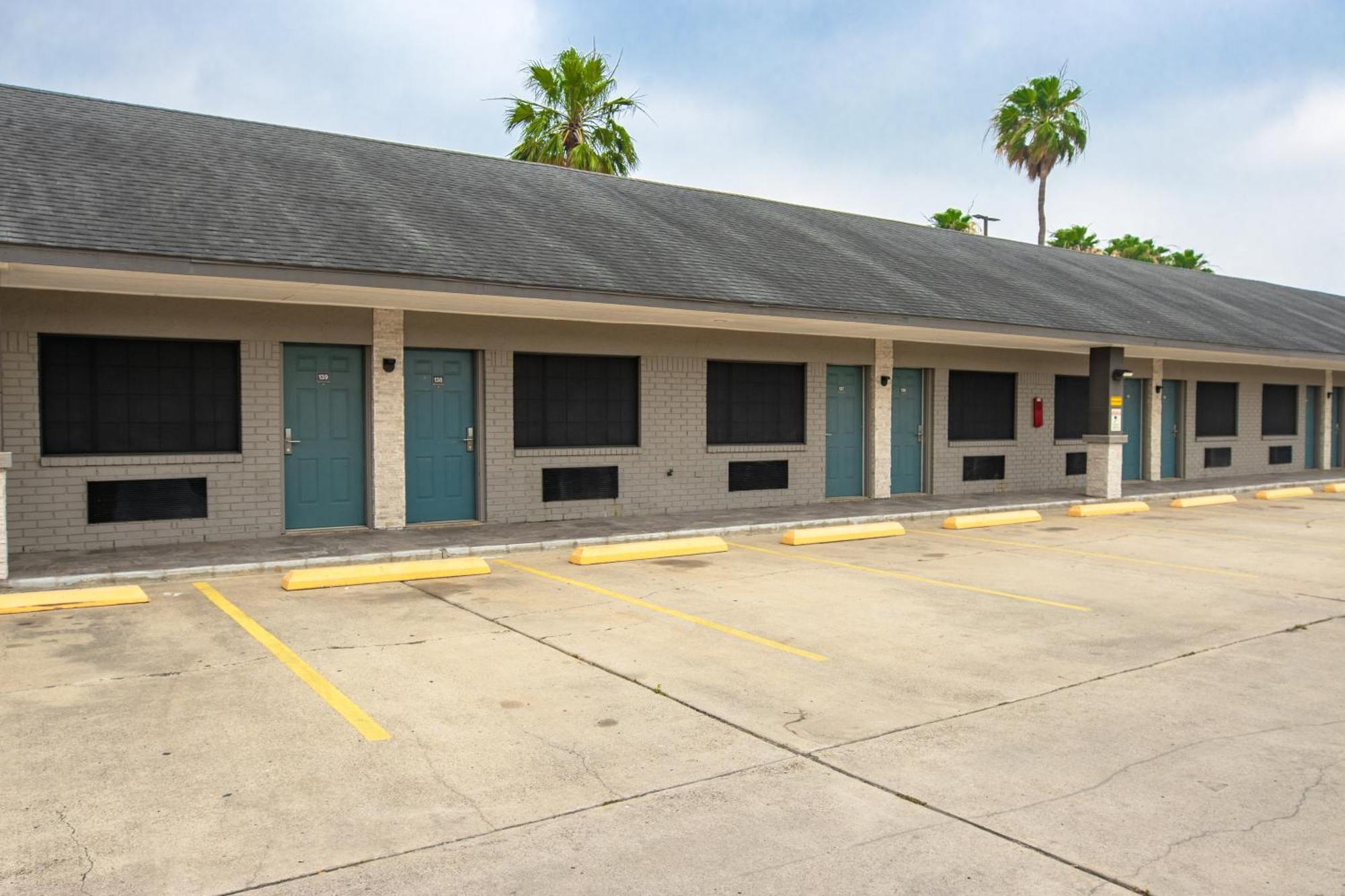 Americas Best Value Inn Harlingen Bagian luar foto