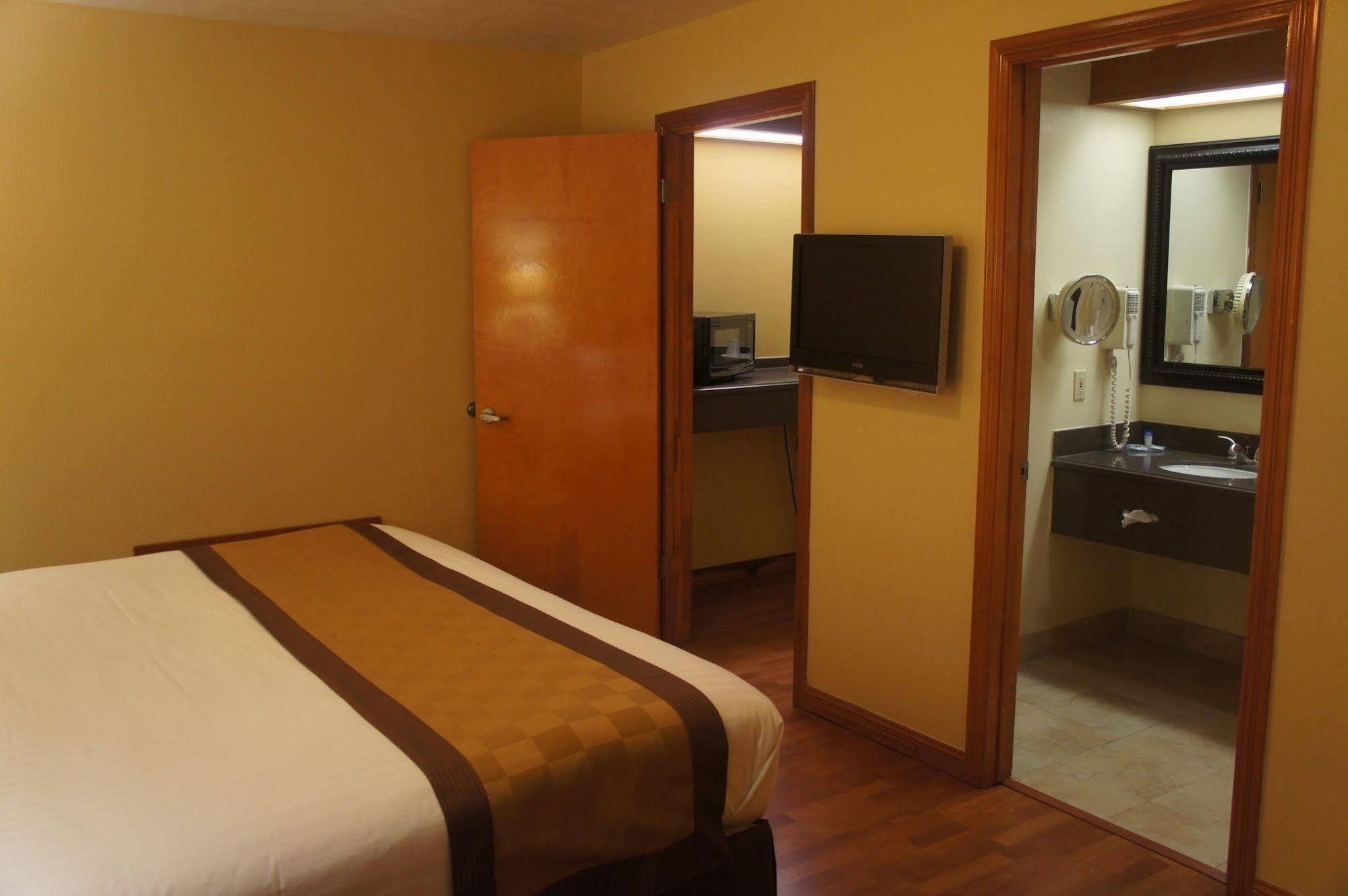 Americas Best Value Inn Harlingen Bagian luar foto